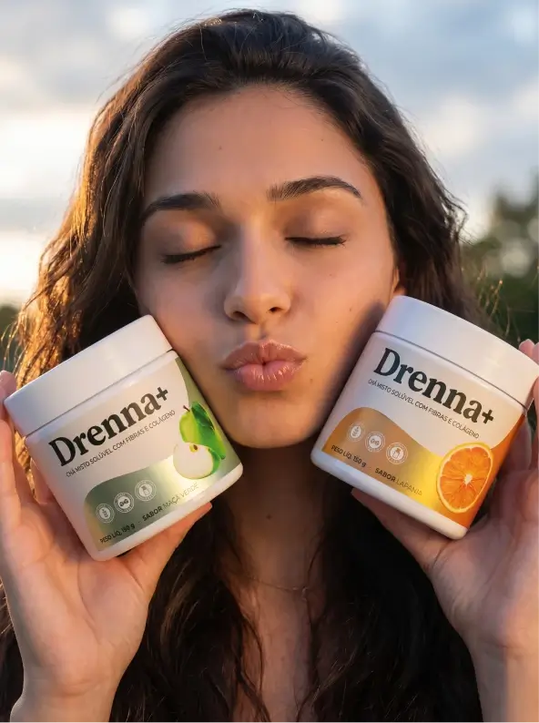 Influenciadora segurando os dois sabores do Drenna+ emagrecedor — kit completo laranja e maçã verde