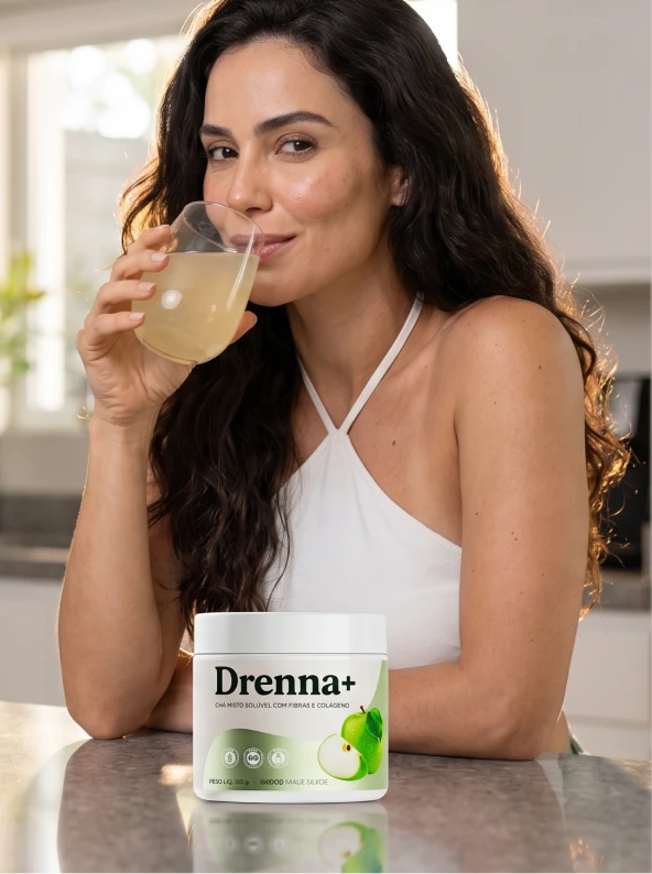 Mulher tomando o Drenna+ emagrecedor sabor maçã verde — como usar o suplemento